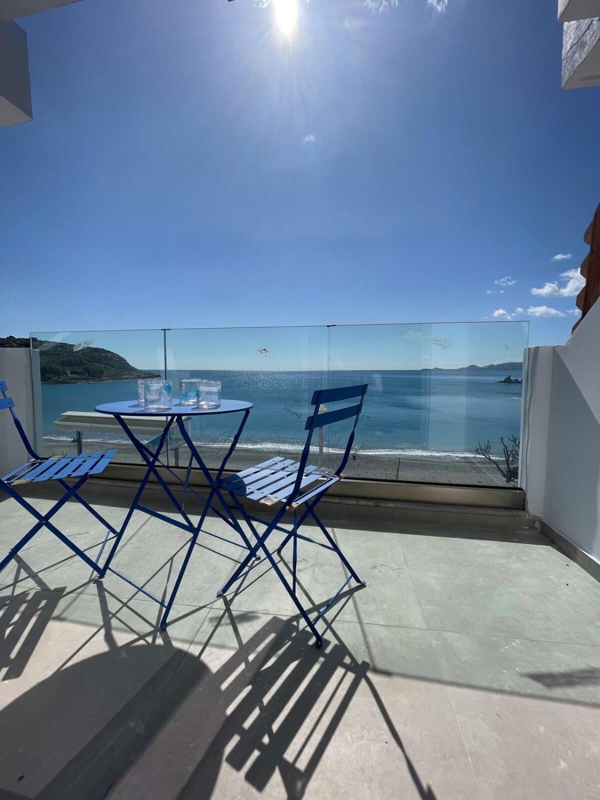 Sea Breeze Modern With A Refreshing Balcony View Apartament